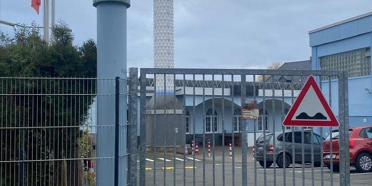 Svinjska glava obješena na vrata džamije u Njemačkoj