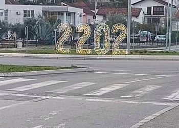 Ulcinj dočekuje 2202. godinu: Ukras koji je nasmejao sve