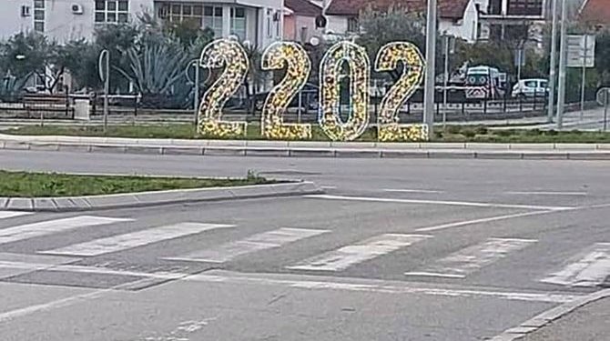 Ulcinj dočekuje 2202. godinu: Ukras koji je nasmejao sve