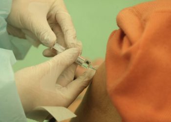 NEKO NEĆE NI JEDNU, ON PRIMIO 10 DOZA PROTIV COVIDA, PLAĆEN ZA VAKCINACIJU