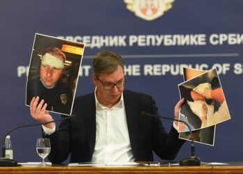 SRBIJA NA STAKLENIM NOGAMA: Teški dani za Vučića, sutra nove demonstracije, poziv policiji…
