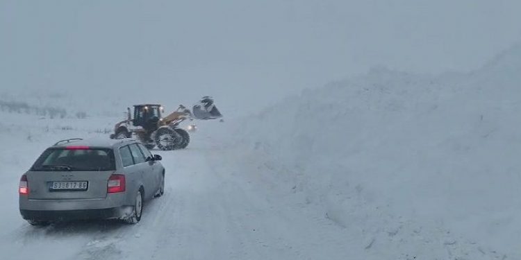 Kamioni ne mogu preko Duge Poljane ka Sjenici , zavejan put Raška – Golija (Video)