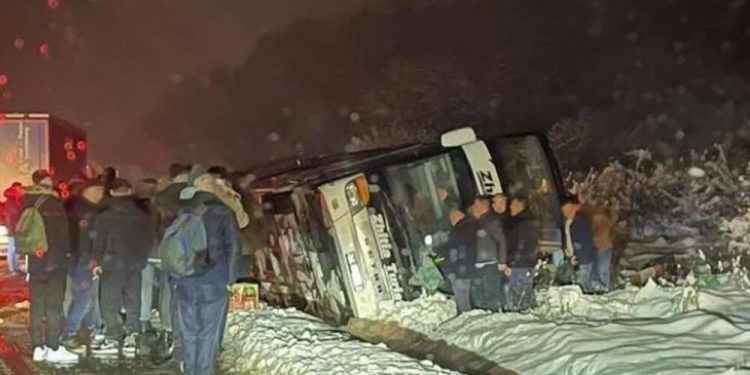 Prevrnuo se bus kod Kruševca, ima povređenih