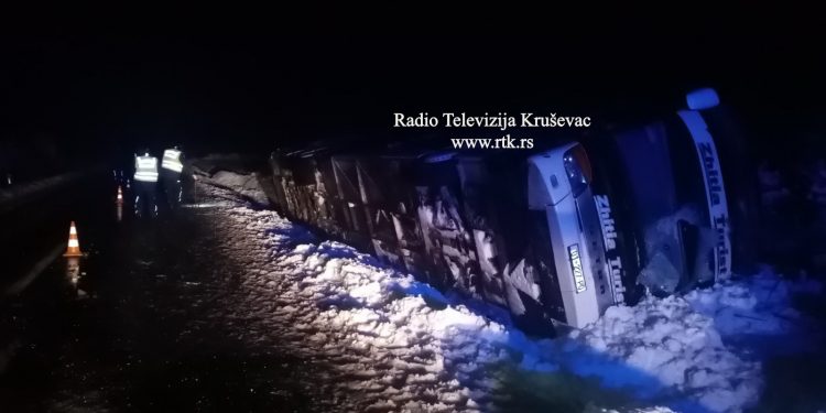 Detalji nesreće kod Kruševca: Tri saniteta na licu mjesta, 17 povrijeđenih FOTOGRAFIJE SMRSKANOG AUTOBUSA