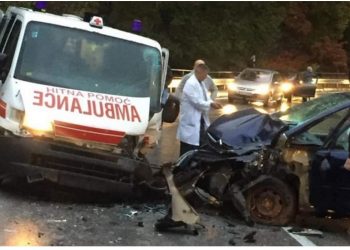 SUDAR HITNE POMOĆI I AUTOMOBILA U saobraćajnoj nezgodi povrijeđeno SEDAM OSOBA