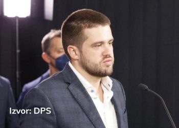 Nikolić: Kad Šešelj pljune to padne na Vučića, Mandića, Krivokapića