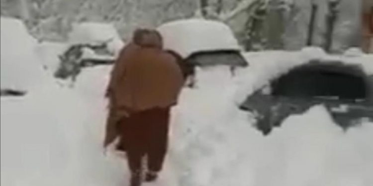 Pakistan: Najmanje 21 turista preminuo na snijegom blokiranim putevima