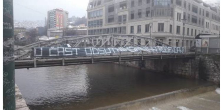 Provokacije i u Sarajevu: Na mostu osvanuo sramotan transparent