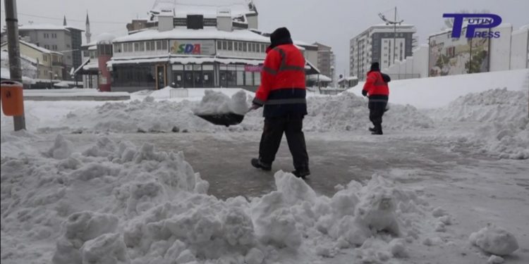 (VIDEO)Na području tutinske opštine za 24 sata palo između 30 i 50 cm snijega
