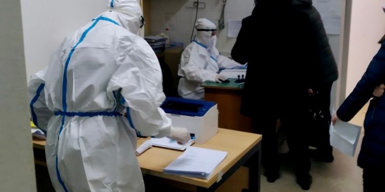 VELIKE GUŽVE U NOVOPAZARSKOJ KOVID AMBULANTI! Svaki treći testirani pozitivan