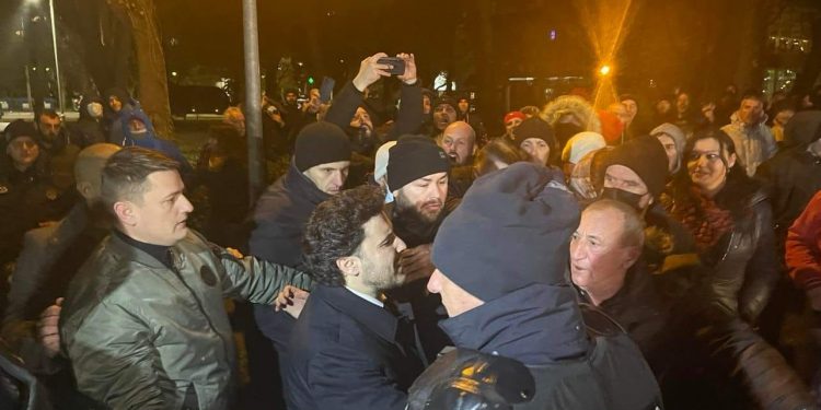 Pogledajte snimke: Uvrede za Abazovića ispred RTCG