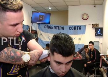 (VIDEO) ROĐEN JE BEZ RUKU, A RADI KAO FRIZER: MUŠTERIJE KAŽU DA NIKO NE ZNA ONO ŠTO ON MOŽE