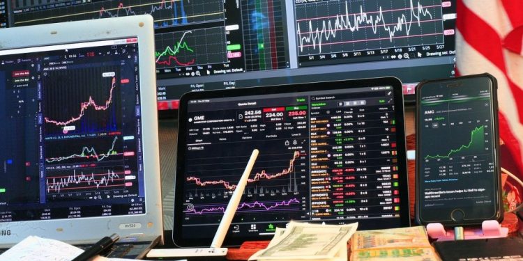 Evro pao prema dolaru, bitkoin na šestomesečnom minimumu