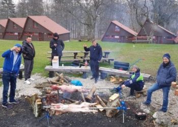 UŽASNE SLIKE IZ KANADE: Šest Srba oteli dva kengura iz Zoološkog vrta i ispekli ih na ražnju u znak odmazde za Đokovića…