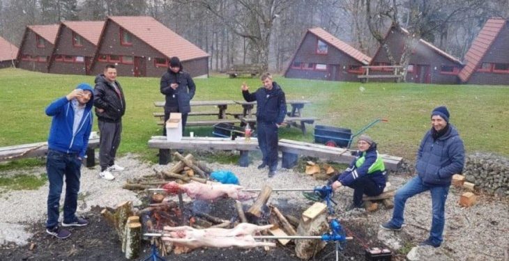 UŽASNE SLIKE IZ KANADE: Šest Srba oteli dva kengura iz Zoološkog vrta i ispekli ih na ražnju u znak odmazde za Đokovića…