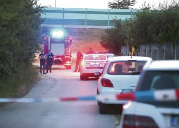 JEZIVA TRAGEDIJA U NEDELJNO JUTRO KOD RESNIKA Zakucao se autom u kamion pa izašao i UBIO SE HICEM IZ PIŠTOLJA Zatvorena obilaznica