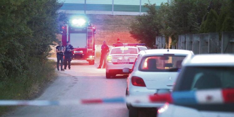 JEZIVA TRAGEDIJA U NEDELJNO JUTRO KOD RESNIKA Zakucao se autom u kamion pa izašao i UBIO SE HICEM IZ PIŠTOLJA Zatvorena obilaznica