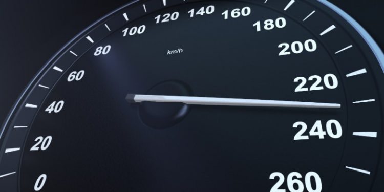 Maloletnik vozio novopazarskim ulicama skoro 160 kilometara na sat