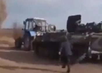 Ukrajinski farmer traktorom hladno “odšlepao” rusko oklopno vozilo /VIDEO/