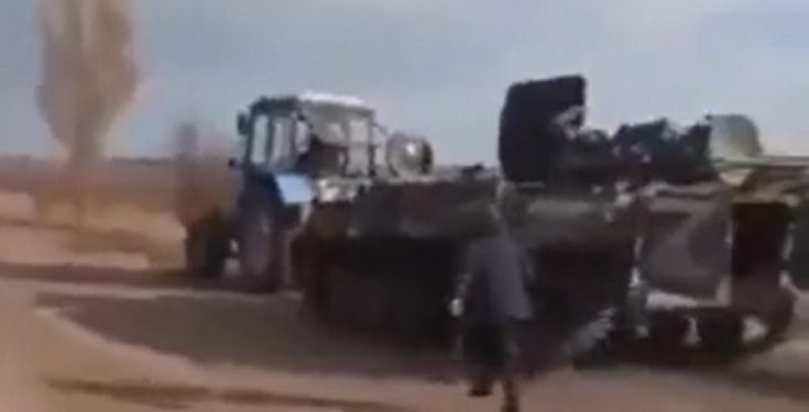 Ukrajinski farmer traktorom hladno “odšlepao” rusko oklopno vozilo /VIDEO/