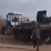 Ukrajinski farmer traktorom hladno “odšlepao” rusko oklopno vozilo /VIDEO/