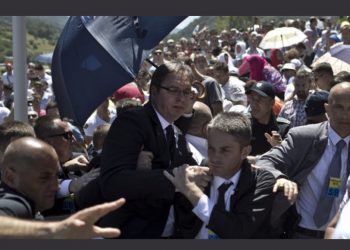 (VIDEO) TELEVIZIJSKI DOKUMENTARAC RASKRINKAO LAŽ: Incident u Potočarima iz 2015. bio je prvi u nizu insceniranih i izmišljenih atentata na Vučića u režiji policije Srbije!
