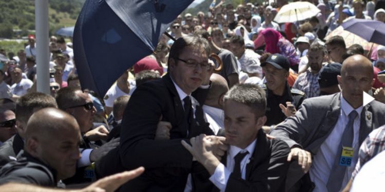 (VIDEO) TELEVIZIJSKI DOKUMENTARAC RASKRINKAO LAŽ: Incident u Potočarima iz 2015. bio je prvi u nizu insceniranih i izmišljenih atentata na Vučića u režiji policije Srbije!