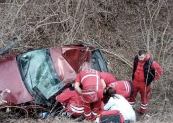 Novi Pazar: Automobil sletio sa kolovoza, vozilo sjekli da izvuku vozača