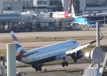 (VIDEO) POGLEDAJTE DRAMATIČNO SLIJETANJA AVIONA U LONDON: PILOT ZA OVO ZASLUŽUJE ORDEN