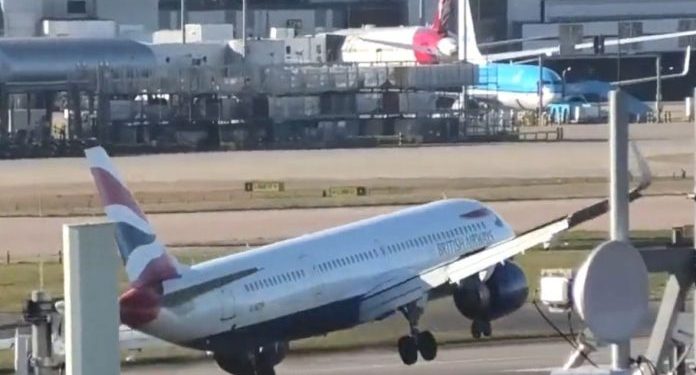 (VIDEO) POGLEDAJTE DRAMATIČNO SLIJETANJA AVIONA U LONDON: PILOT ZA OVO ZASLUŽUJE ORDEN