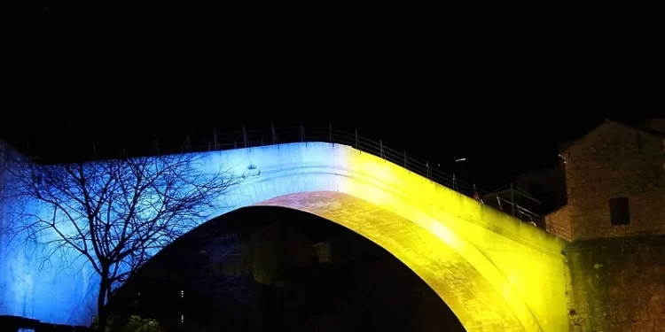 Stari most u Mostaru osvijetljen bojama ukrajinske zastave