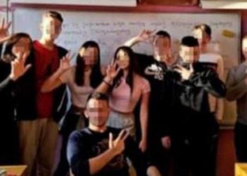 Suspendovan nastavnik koji se slikao sa đacima sa podignuta 3 prsta i napisao “srpčići moji” – Prijeti mu i otkaz