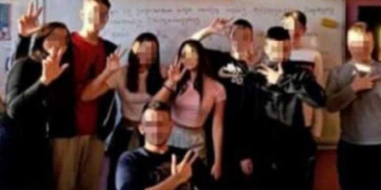 Suspendovan nastavnik koji se slikao sa đacima sa podignuta 3 prsta i napisao “srpčići moji” – Prijeti mu i otkaz