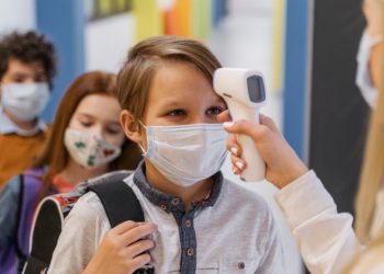 Dva školarca iz Novog Pazara zaražena stelt omikronom! Mešaju se sezonski grip i koronavirus