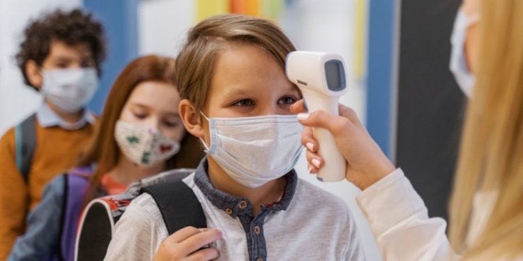 Dva školarca iz Novog Pazara zaražena stelt omikronom! Mešaju se sezonski grip i koronavirus