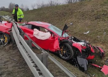 Totalka od 300.000 eura: Uništio Ferrari s kojim se “uvukao” ispod zaštitne ograde