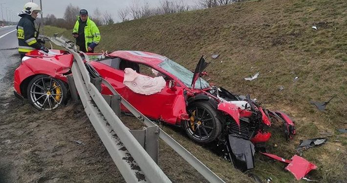 Totalka od 300.000 eura: Uništio Ferrari s kojim se “uvukao” ispod zaštitne ograde