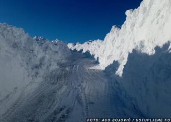 Put preko Golije liči na snežni tunel, SMETOVI VISOKI I PO ČETIRI METRA! Šta bageri danju pročiste, sneg uveče opet zamete