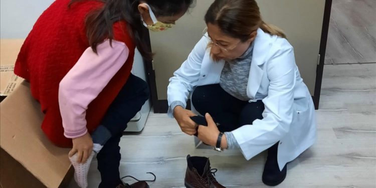 Turkiye: Učiteljica promrzloj učenici obula svoje čarape, dirljiv trenutak plijeni pažnju na društvenim mrežama