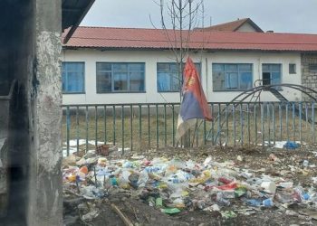 Rusvaj ispred dečje ambulante u Sjenici: Gomila đubreta i ofucana zastava, ljudima lakše da prebace smeće