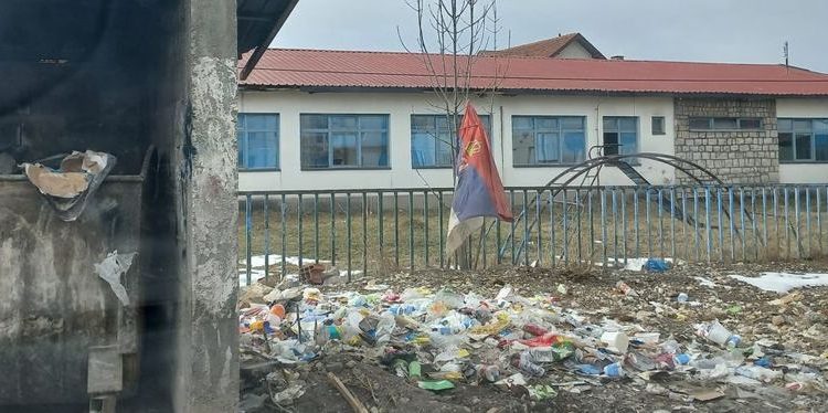 Rusvaj ispred dečje ambulante u Sjenici: Gomila đubreta i ofucana zastava, ljudima lakše da prebace smeće