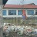 Rusvaj ispred dečje ambulante u Sjenici: Gomila đubreta i ofucana zastava, ljudima lakše da prebace smeće