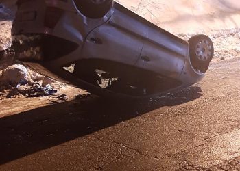 SAOBRAĆAJNA NESREĆA U RIBARIĆU  Automobil se prevrnuo na krov ima povređenih