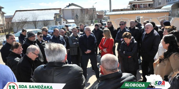 Kandidati za narodne poslanike Salih Hot, Selma Kučević,Sabaheta Mušina i Mehdija Čalaković danas posjetili naselje Rakovo Polje (FOTO)