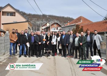 Kandidat za narodnog poslanika i predsjednica ogranka SDA u Tutinu Selma Kučević sa saradnicima posjetila danas prvu gradsku mjesnu zajednicu Svračiće