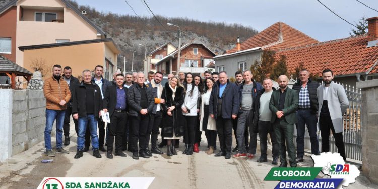 Kandidat za narodnog poslanika i predsjednica ogranka SDA u Tutinu Selma Kučević sa saradnicima posjetila danas prvu gradsku mjesnu zajednicu Svračiće