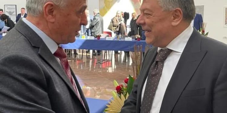 Predsjednik opštine Tutin Salih Hot potpisao je u Nišu ugovor o realizaciji projekta “Nabavka vozila i opreme JKSP “Gradac” Tutin”