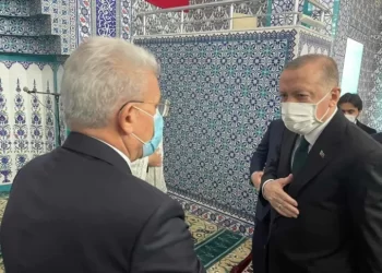Džaferović na džumi namazu sa predsjednikom Republike Turske Erdoğanom u Medžek džamiji u gradu Bellek… 