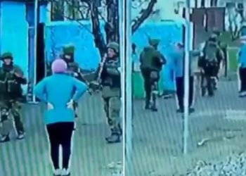 /VIDEO/ Hrabrost na djelu: Baka i djed otjerali ruske vojnike iz svog dvorišta