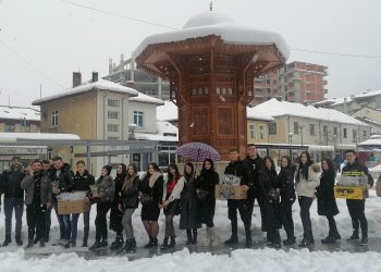 (VIDEO) Asocijacija mladih SDA u Tutinu delila cveće za Osmi mart